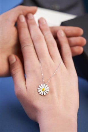 Papatya Çiçeği Motifli 14 Ayar Beyaz Altın Kaplama 925 Ayar Kadın Gümüş Kolye